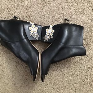 NWT Tory Burch Embroidered Floral Pattern at Heel